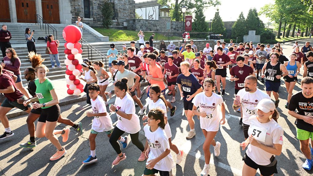 Runners begin the 5k Ram Run in front of the Rose HIll Gymnasium.