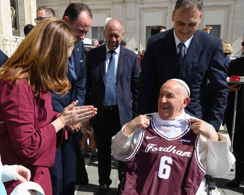 President Tetlow (left) and Pope Francis (right), holding a Fordham #6 jersey.